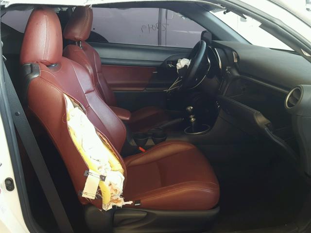 JTKJF5C70GJ020920 - 2016 TOYOTA SCION TC 白色 照片 5