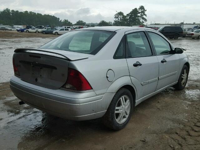 1FAFP34301W125516 - 2001 FORD FOCUS SILVER photo 4