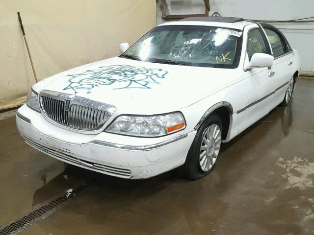 1LNHM81W54Y687519 - 2004 LINCOLN TOWN CAR E WHITE photo 2