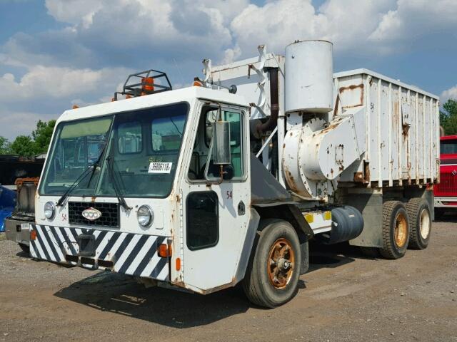 1CYCCG289GT034980 - 1986 CRANE CARRIER DUMP TRUCK WHITE photo 2