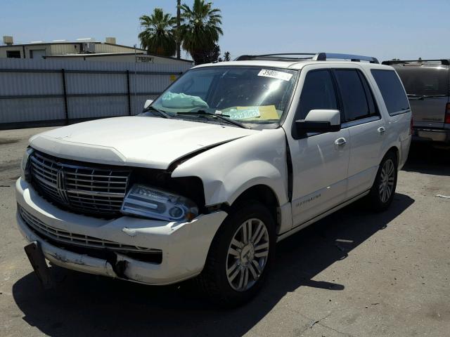 5LMFU275X8LJ01447 - 2008 LINCOLN NAVIGATOR WHITE photo 2