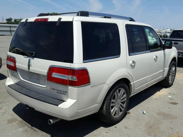 5LMFU275X8LJ01447 - 2008 LINCOLN NAVIGATOR WHITE photo 4