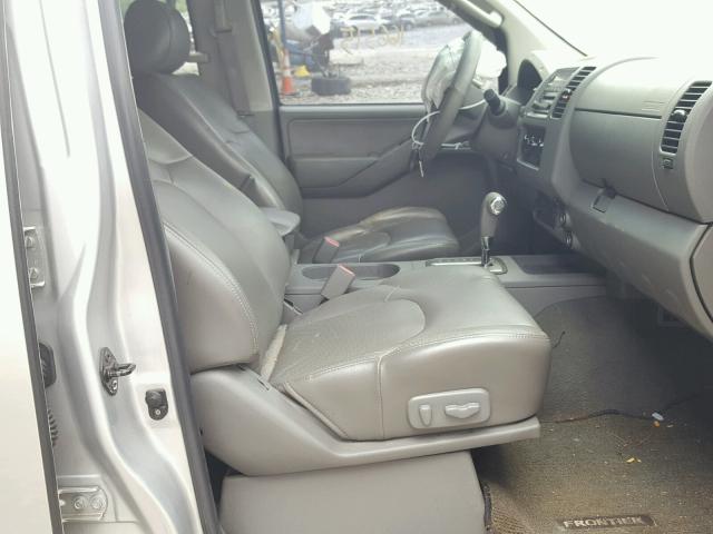 1N6AD07W16C447346 - 2006 NISSAN FRONTIER C GRAY photo 5