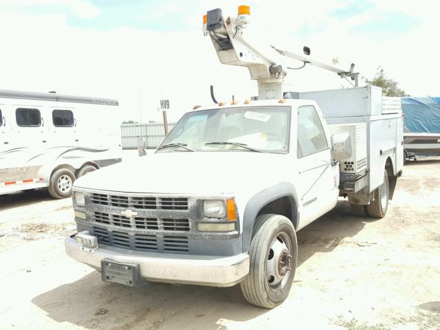 3GBKC34G12M104641 - 2002 CHEVROLET C3500-HD WHITE photo 2