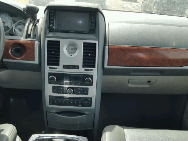 2A8HR54189R525795 - 2009 CHRYSLER TOWN & COU RED photo 9