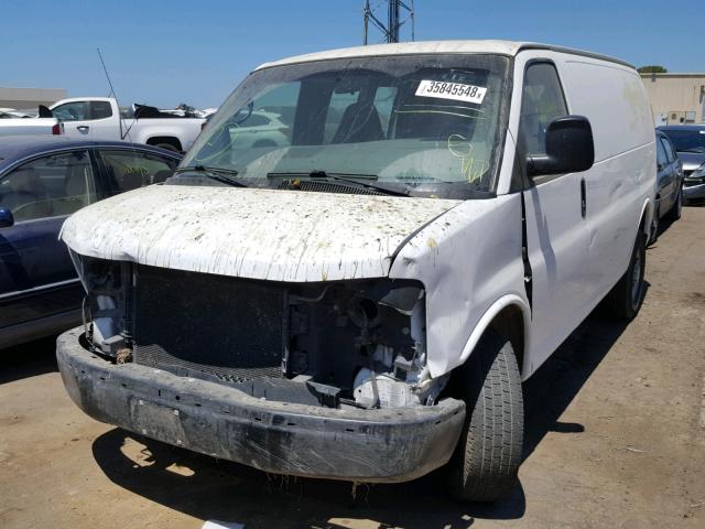 1GCGG25C681177568 - 2008 CHEVROLET EXPRESS G2 WHITE photo 2