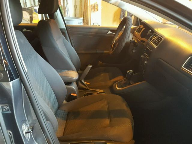 3VW2K7AJ3DM318276 - 2013 VOLKSWAGEN JETTA BASE Մոխրագույն լուսանկար 5