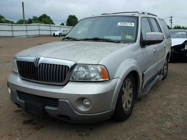 5LMFU28R14LJ08394 - 2004 LINCOLN NAVIGATOR SILVER photo 2