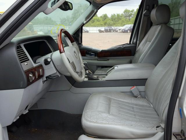 5LMFU28R14LJ08394 - 2004 LINCOLN NAVIGATOR SILVER photo 5