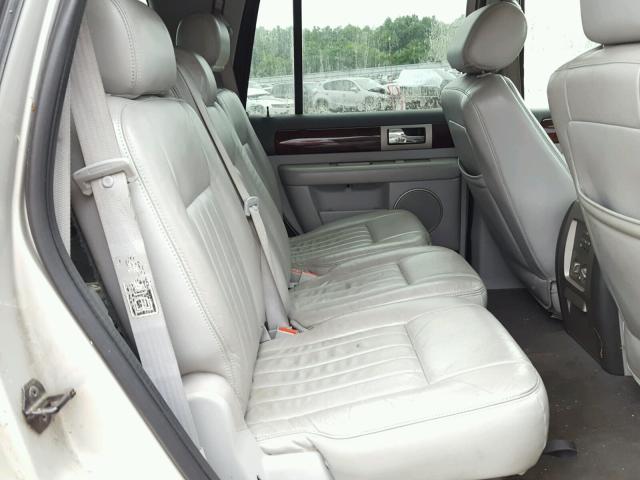 5LMFU28R14LJ08394 - 2004 LINCOLN NAVIGATOR SILVER photo 6