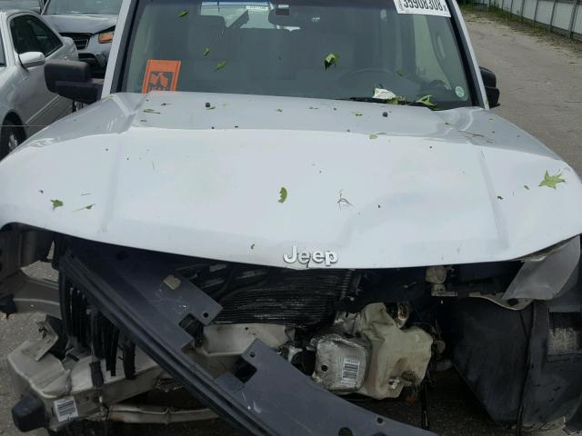 1J8HG58276C123909 - 2006 JEEP COMMANDER SILVER photo 7
