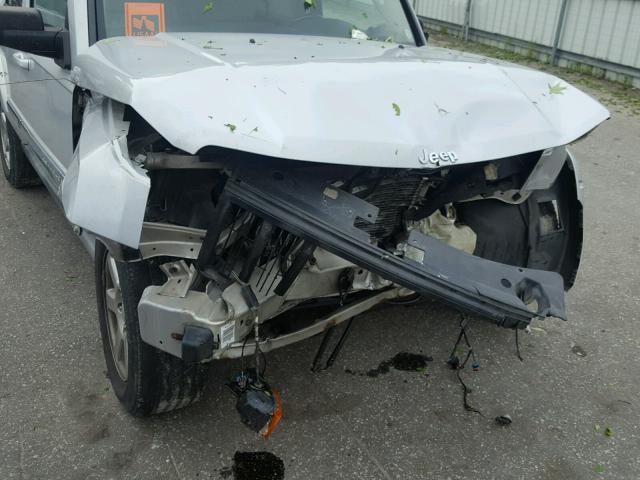 1J8HG58276C123909 - 2006 JEEP COMMANDER SILVER photo 9