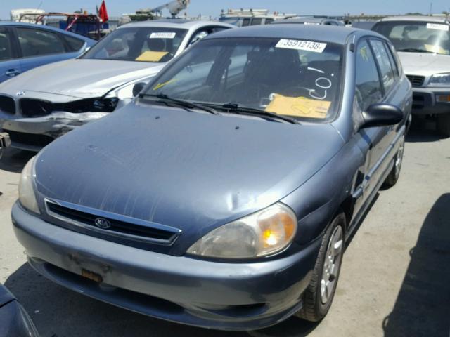 KNADC163126060981 - 2002 KIA RIO CINCO GRAY photo 2