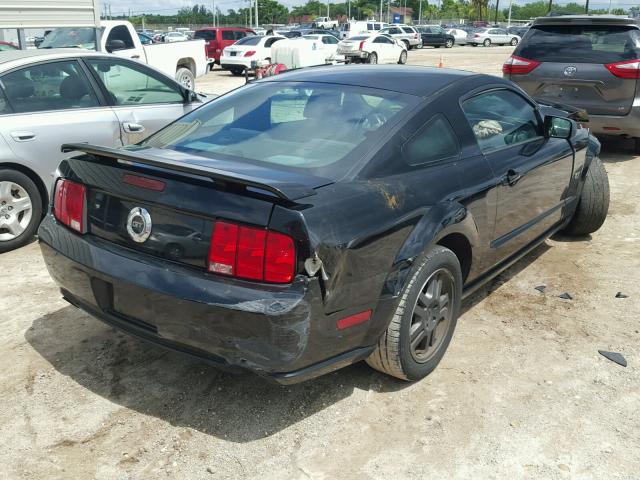 1ZVHT82H955164348 - 2005 FORD MUSTANG GT BLACK photo 4