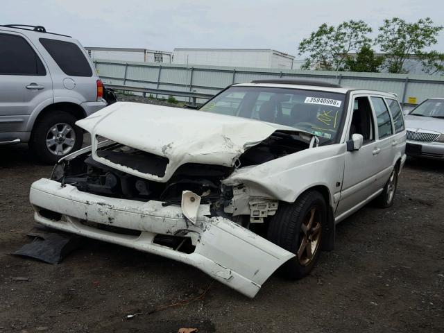 YV1LW5574W3485825 - 1998 VOLVO V70 WHITE photo 2