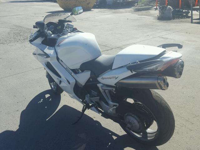 JH2RC46186M800608 - 2006 HONDA VFR800 WHITE photo 3