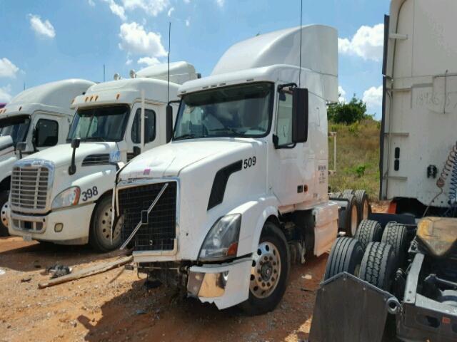 4V4NC9TJ97N483415 - 2007 VOLVO VN WHITE photo 2