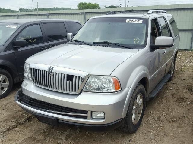 5LMFU28575LJ07328 - 2005 LINCOLN NAVIGATOR Srebrny zdjęcie 2