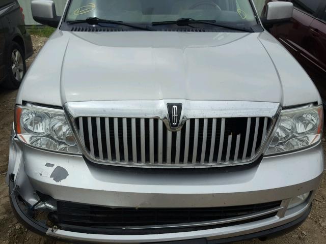 5LMFU28575LJ07328 - 2005 LINCOLN NAVIGATOR Srebrny zdjęcie 7
