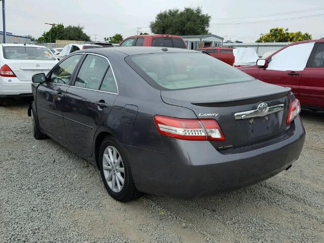 4T4BF3EK0AR057894 - 2010 TOYOTA CAMRY GRAY photo 3