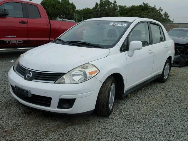 3N1BC11E39L467528 - 2009 NISSAN VERSA S WHITE photo 2