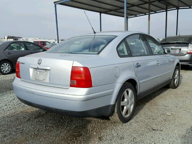 WVWMA63B7WE246280 - 1998 VOLKSWAGEN PASSAT GLS SILVER photo 4