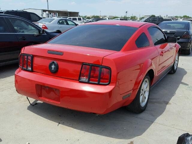 1ZVFT80NX75359278 - 2007 FORD MUSTANG RED photo 4