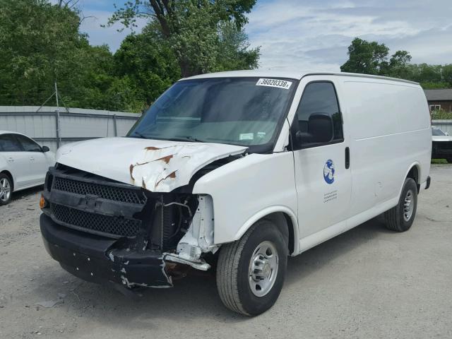 1GCWGFCG9D1153901 - 2013 CHEVROLET EXPRESS G2 WHITE photo 2