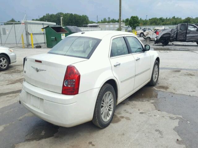 SC3CA5CV1AH101614 - 2010 CHRYSLER 300 TOURIN WHITE photo 4