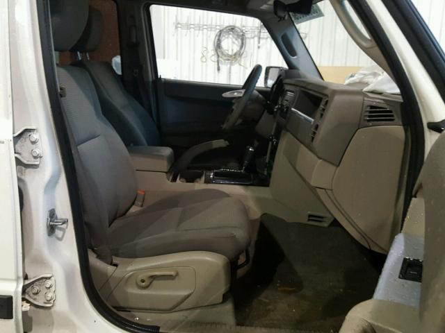 1J8HG48K58C141791 - 2008 JEEP COMMANDER WHITE photo 5