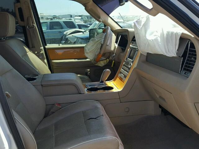 5LMFL285X8LJ00512 - 2008 LINCOLN NAVIGATOR WHITE photo 5