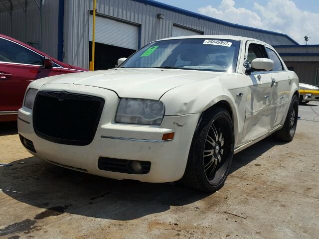 2C3KA53G67H727858 - 2007 CHRYSLER 300 TOURIN WHITE photo 2