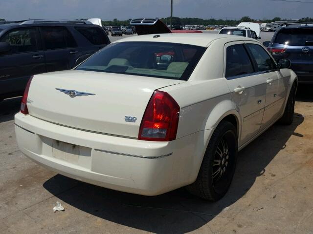 2C3KA53G67H727858 - 2007 CHRYSLER 300 TOURIN WHITE photo 4