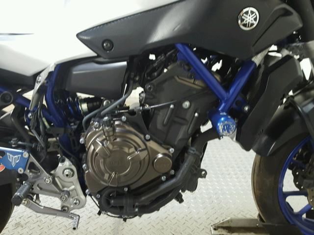 JYARM06E2GA006610 - 2016 YAMAHA FZ07 TWO TONE photo 11