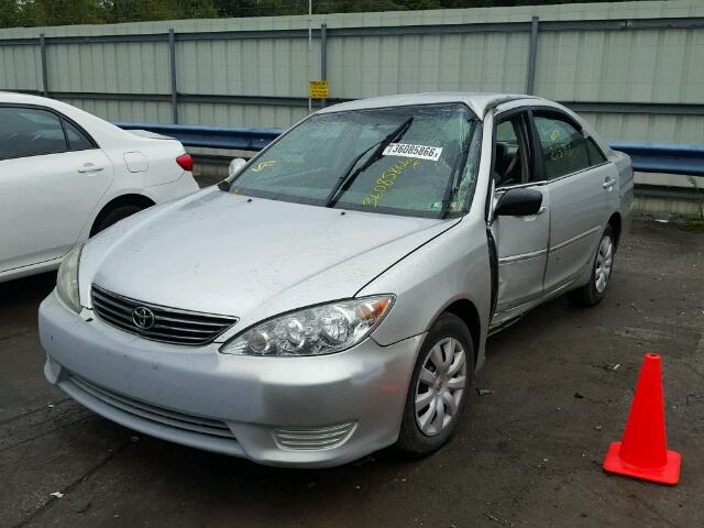 4T1BE32K05U562499 - 2005 TOYOTA CAMRY LE SILVER photo 2