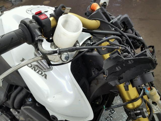 ZDCSC6018DF210305 - 2013 HONDA CB1000 R WHITE photo 19