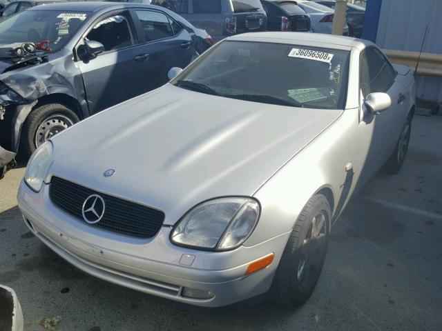 WDBKK47F7XF122199 - 1999 MERCEDES-BENZ SLK 230 KO SILVER photo 2