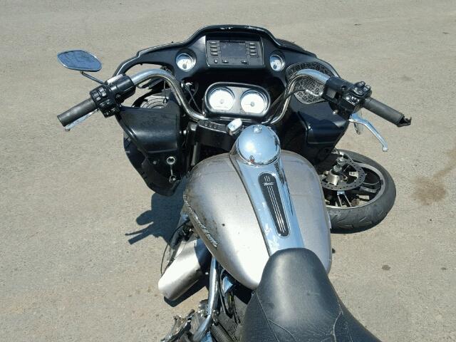 1HD1KHC14HB660400 - 2017 HARLEY-DAVIDSON FLTRX 银色 照片 5