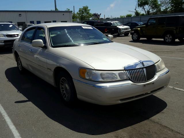 1LNHM83W1YY928155 - 2000 LINCOLN TOWN CAR C TAN photo 1