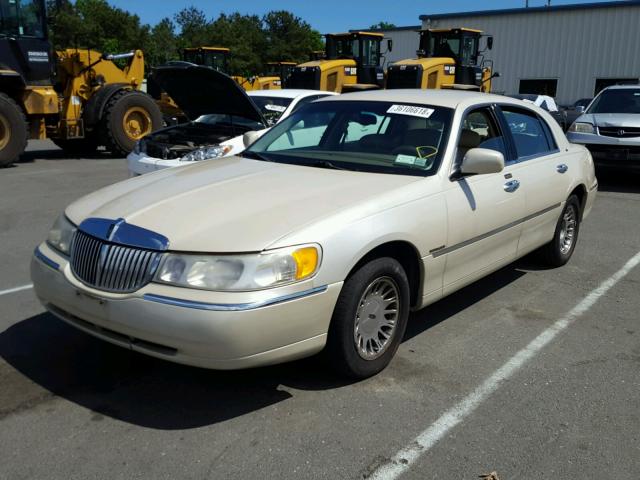 1LNHM83W1YY928155 - 2000 LINCOLN TOWN CAR C TAN photo 2