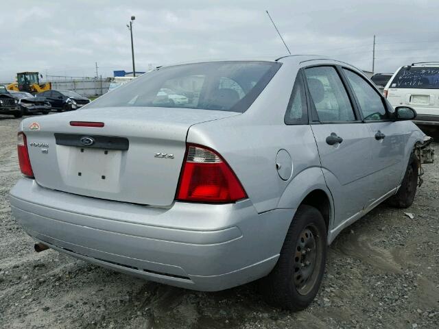 1FAFP34N46W238801 - 2006 FORD FOCUS ZX4 SILVER photo 4