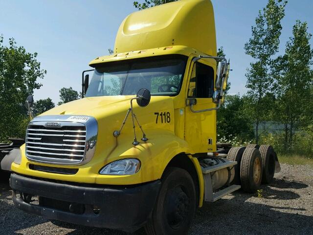 1FUJF0CV97LU13658 - 2007 FREIGHTLINER COLUMBIA 1 YELLOW photo 2