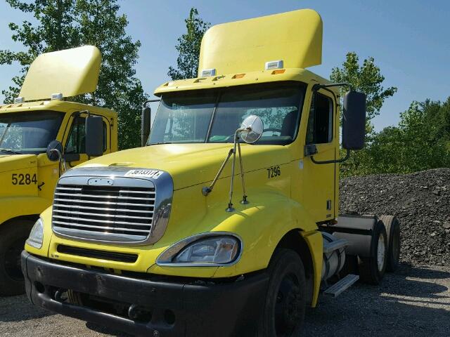 1FUJA6CV17LZ29790 - 2007 FREIGHTLINER CONVENTION YELLOW photo 2