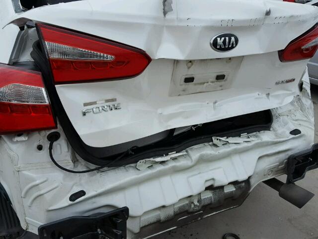 KNAFZ4A81E5065300 - 2014 KIA FORTE EX WHITE photo 9