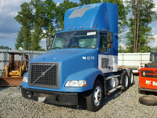 4V4MC9GF64N361110 - 2004 VOLVO VN VNM BLUE photo 2