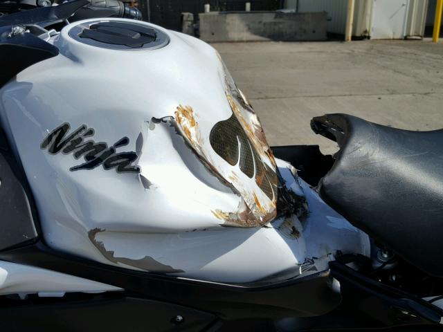 JKAEXEJ10HDA00698 - 2017 KAWASAKI EX650 J თეთრი ფოტო 10