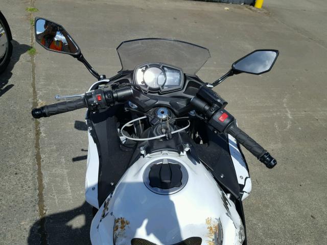 JKAEXEJ10HDA00698 - 2017 KAWASAKI EX650 J თეთრი ფოტო 5