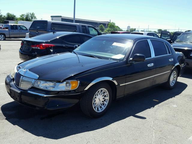 1LNFM82WXXY613345 - 1999 LINCOLN TOWN CAR S BLACK photo 2