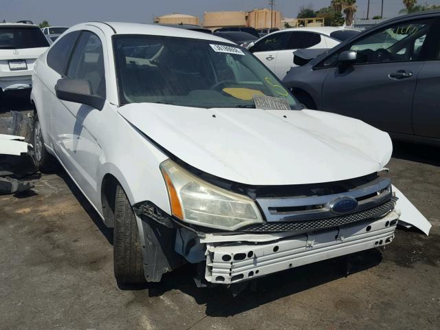 1FAHP32N78W245613 - 2008 FORD FOCUS S/SE WHITE photo 1