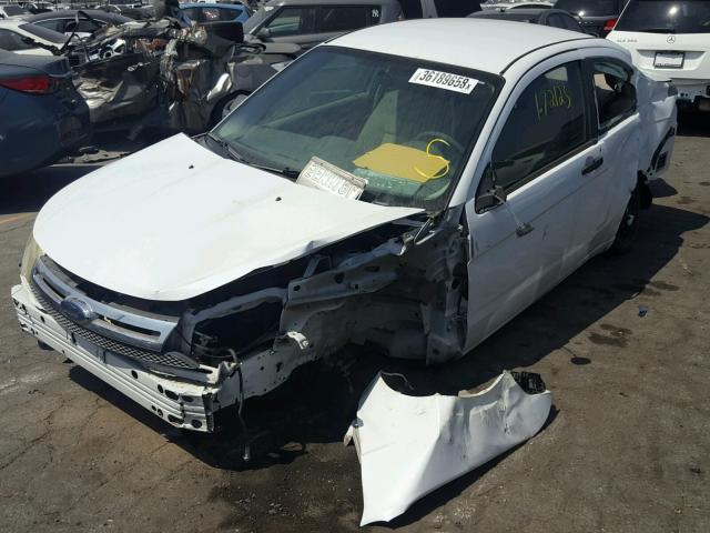 1FAHP32N78W245613 - 2008 FORD FOCUS S/SE WHITE photo 2